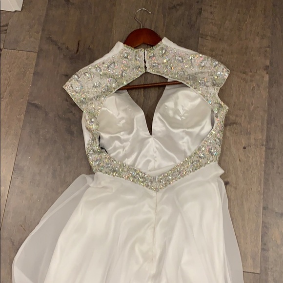 White gown with jewels - Picture 2 of 8